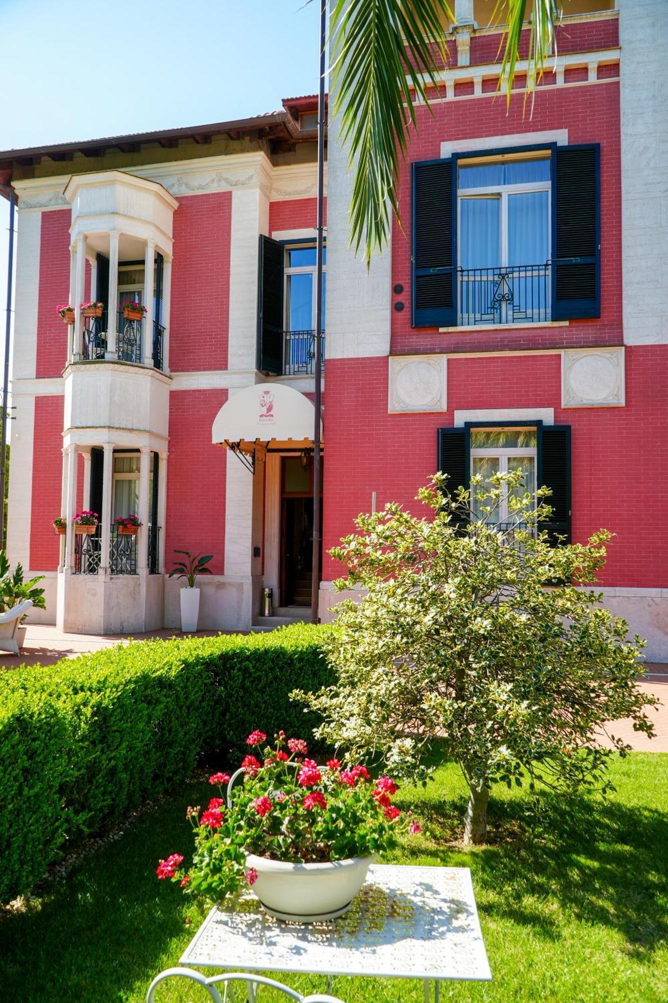 Villa Pallotta Luxury B&B เชรินโญลา ภายนอก รูปภาพ